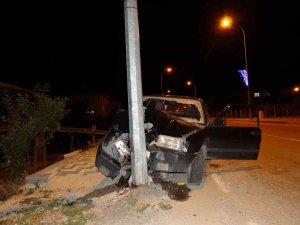 Dümdüz Yolda Aydınlatma Direğine Çarptı, Baba Oğul Yaralandı
