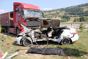 Tır Otomobili Biçti: 1 Ölü, 6 Yaralı
