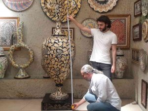 Boyundan Büyük Seramik Vazo Yaptı