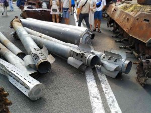 Kiev’de Rus Ordusunun Ele Geçirilen Askeri Teçhizatları Sergileniyor