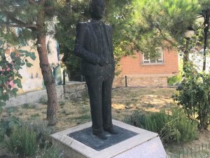 Buldan’ın Simge İsimleri Anısına Yapılan Büstlerin Bakımsız Hali Tepki Topluyor