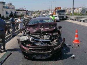 Kamyonetin Üzerindeki Tabela, Otomobilin Üzerine Düştü