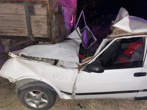 İ̇zmir’de Otomobil Traktör Kasasına Çarptı, 2 Kardeşten Biri Öldü