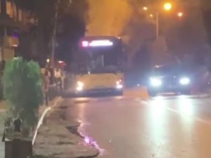 Pendik’te Arkasından Dumanlar Yükselen İ̇ett Otobüsü Yolda Kaldı