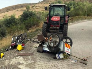Motosikletle Traktör Çarpıştı: 1 Yaralı