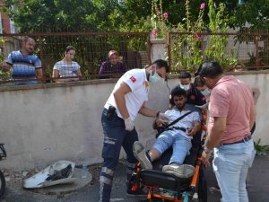Otomobille Çarpışan Motosikletli Kurye Yaralandı