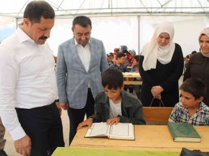 Amasya’da Mevsimlik Tarım İşçilerinin Çocuklarına Çadırda Kur’an Eğitimi