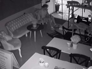Fatih’te Gece Vakti Kafeye Giren Şüphelinin Sergilediği İlginç Hareketleri Kamerada