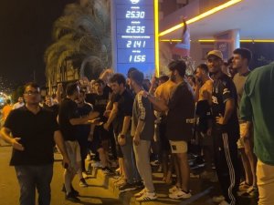Trabzonspor Taraftarı Fc Kopenhag’ın Kaldığı Otel’in Önüne Akın Etti