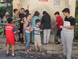 Sıcak Havadan Bunalan Çocuklar Su Savaşı Yaparak Serinlediler