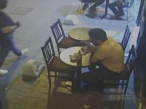 Taksim’de Dehşet Anları Kamerada: Mekana Almayan Kişiyi Bıçakladı