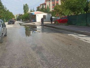 İ̇ki Gündür Sokağa Sızan Su Boşa Akıyor