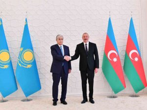 Aliyev, Kazakistan Cumhurbaşkanı Tokayev’i Resmi Törenle Karşıladı