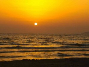 Ege Sahillerinde Gün Batımı Kartpostallık Görüntüler Oluşturuyor