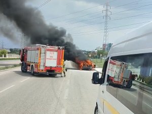 Bursa’da Otomobil Alev Alev Yandı, Sürücüsü Canını Zor Kurtardı