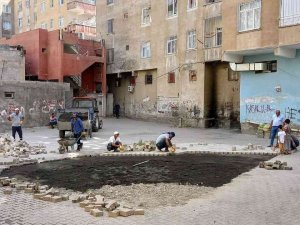 Bağlar Belediyesinden Dar Sokaklarda Genişletme Çalışması