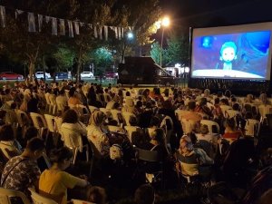 Başiskele’de Çocuklar Sahilde Açık Hava Sinema Keyfini Yaşadı