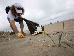Kıyı Temizliğinde Kilolarca Atık Toplandı
