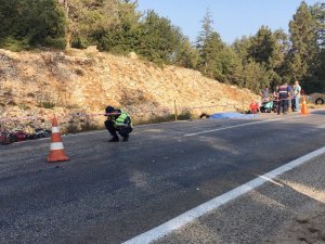 Kamyonet İle Motosiklet Çarpıştı: 1 Ölü, 1 Yaralı