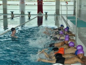 15 Mevsimlik İşçi Çocuğu Osmangazi Üniversitesi Yüzme Havuzuna Davet Edildi