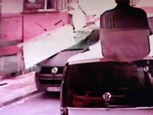 Bağcılar’da Aracın Üzerine Balkon Çöktü