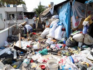 İ̇ki Katlı Evden 3 Kamyon Çöp Çıktı