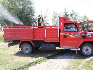 Belediye Ekipleri Park Ve Bahçelerde İlaçlama Yaptı