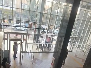 Defterdarlık Binası Önünde Kavga