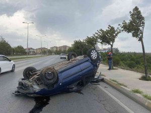 Pendik’te Karşı Yönden Gelen Araca Çarpan Araç Takla Attı: 1 Yaralı