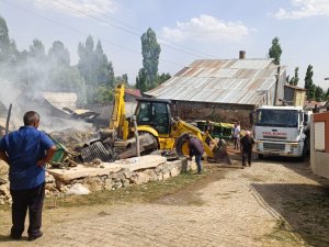 Yangını Söndürmek İsterken Hayatını Kaybetti