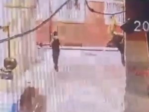 Zeytinburnu’nda Hırsız Gözüne Kestirdiği Binaya Böyle Tırmandı