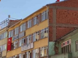 Bunalıma Giren Şahıs 5 Katlı İş Hanının Çatısından Atladı