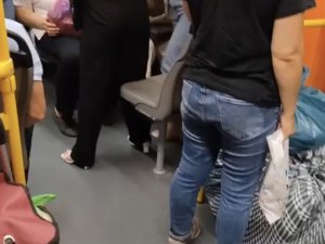 Metroda Yer Verme Yüzünden Çıkan Tartışma Kameralara Yansıdı