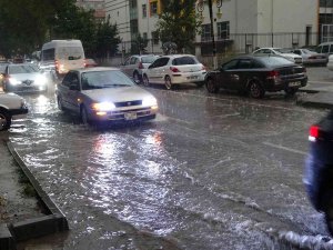 Kütahya’da Sağanak Yağış Sürücülere Zor Anlar Yaşattı
