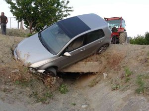 Güneş Gözünü Alınca Virajı Alamadı, Sulama Kanalında Asılı Kaldı