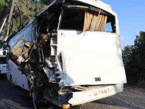 Alanya’da Tur Otobüsü Yolcu İndiren Servise Çarptı
