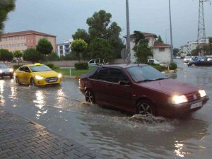 Burhaniye’de Yağmur Etkili Oldu