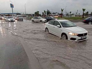 Sağanak Yağış Nedeniyle İ̇zmir-çanakkale Karayolunda Su Baskınları Yaşandı