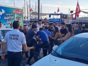 İ̇ki Grup Birbirine Girdi, Ortalık Savaş Alanına Döndü: 1 Polis Yaralı