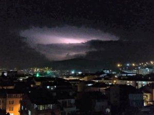 Kütahya’da Çakan Şimşekler Görsel Şölen Oluşturdu