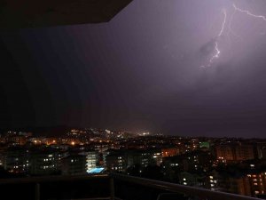 Marmara Denizi’ni Şimşekler Aydınlattı