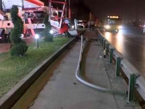 Benzin İstasyonuna Giren Beton Mikseri, Ters Yönden Çıkan Araçtan Kaçarken Panoya Çarptı