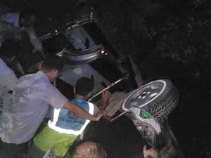 "Balatalar Kokuyor" Diye Aracı Durdurdu, Hareket Ettirince Şarampole Yuvarlandı: 5 Yaralı