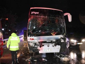 D-650’de Yolcu Otobüsü Tıra Çarptı: 25 Yaralı