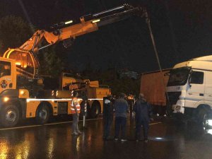 Tem’de Tır Bariyerlere Çarptı, İ̇stanbul İstikameti 1 Buçuk Saat Trafiğe Kapandı