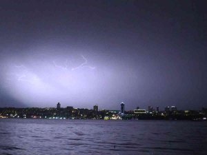 İ̇stanbul’da Şimşek Ve Yıldırımlar Geceyi Aydınlattı