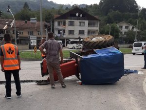 Semt Pazarına Giden Traktör İle Tır Çarpıştı: 1 Yaralı