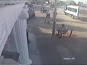 Motosiklet Servis Aracına Çarptı: 2 Yaralı