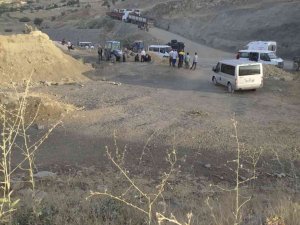 Yardım Beklerken Gölgesinde Oturduğu Tır Hareket Etti, Feci Şekilde Can Verdi