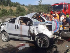 Bariyere Çarpan Otomobil Hurdaya Döndü: 2 Yaralı